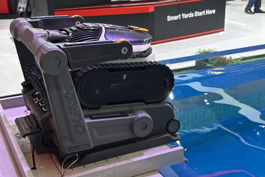Mammotion SPINO S1 Pro auf der AutoShoreCharge Ladestation am Beckenrand